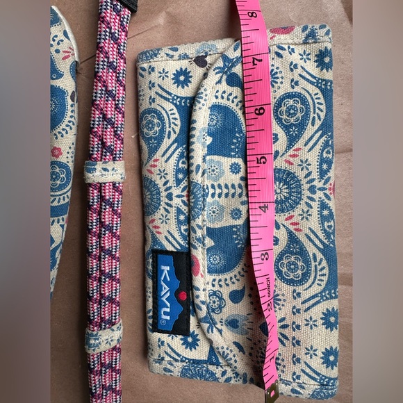 Kavu women’s sling pack with matching Wallet - Picture 14 of 16